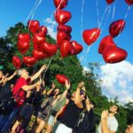 Balões de coração para evento ao ar livre